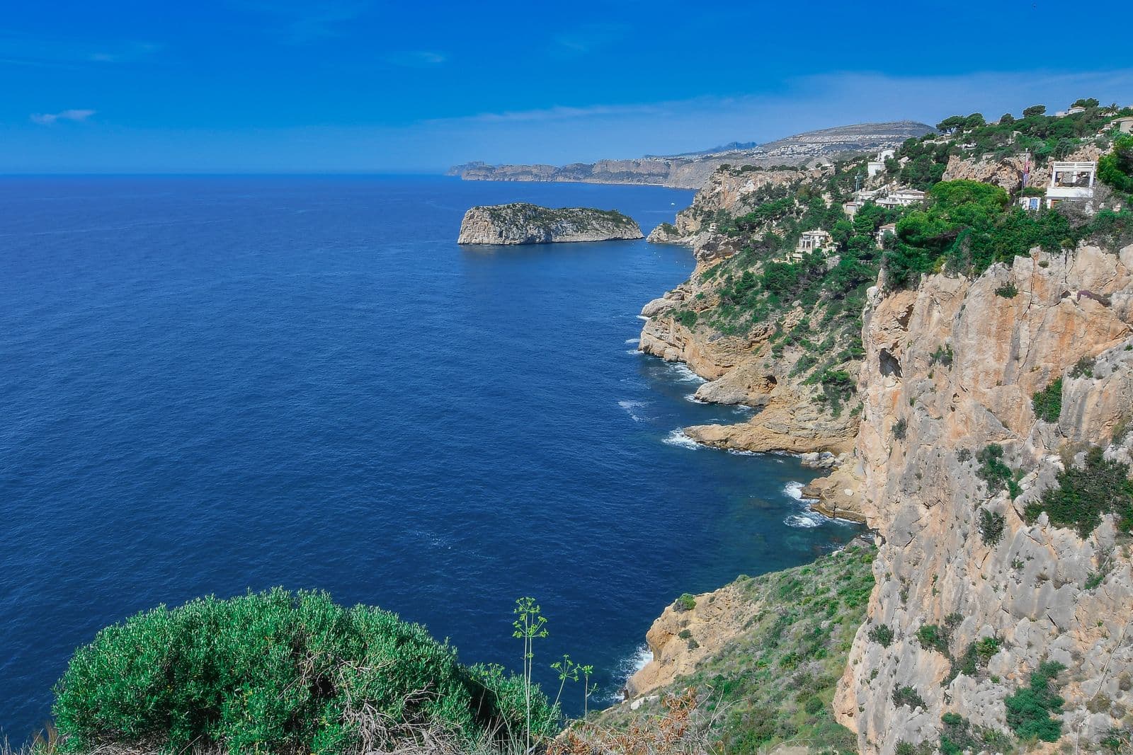 Costa Blanca o Costa del Sol: ¿dónde comprar en España?